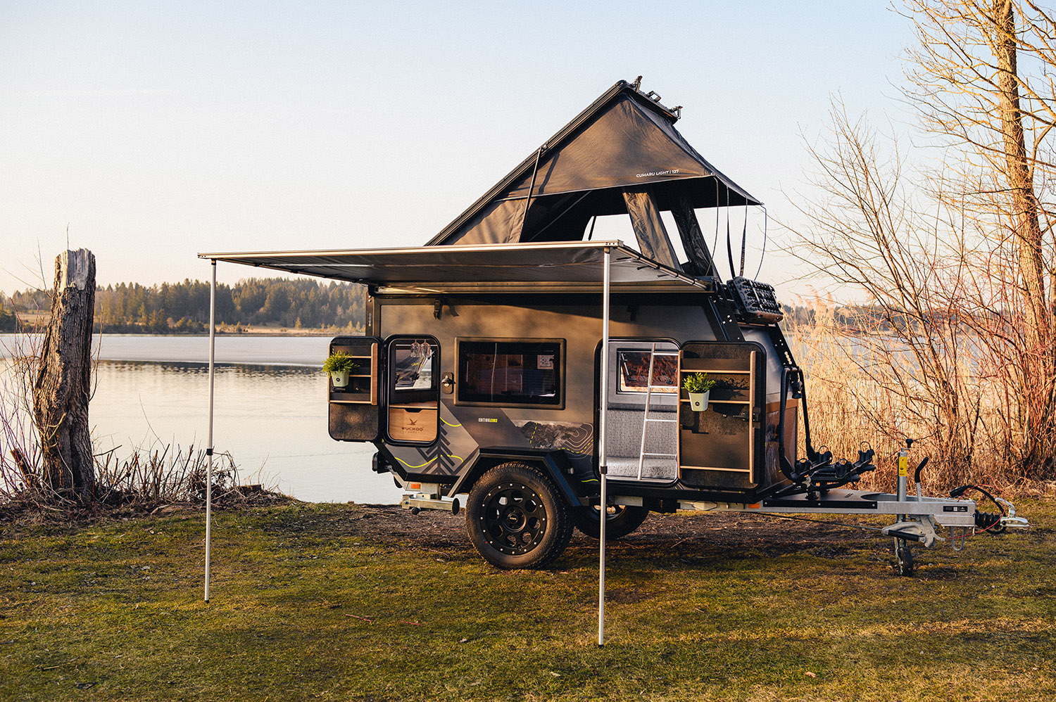 Wohnanhänger mit Dachzelt